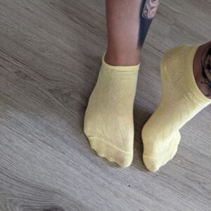 gele sokjes aan voeten