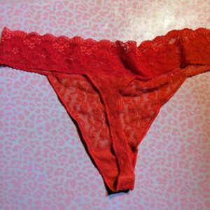 gedragen rood stringetje