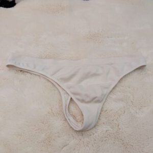 Wit gedragen stringetje